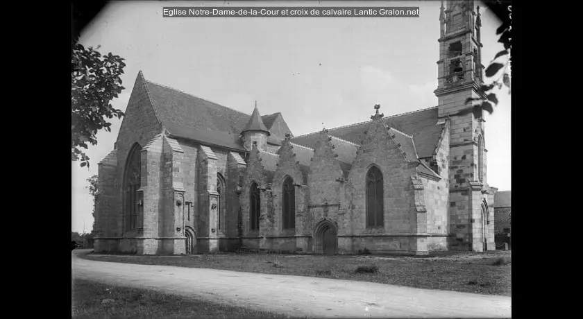 Eglise Notre-Dame-de-la-Cour et croix de calvaire