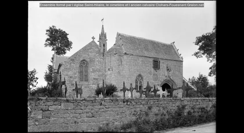 Ensemble formé par l'église Saint-Hilaire, le cimetière et l'ancien calvaire