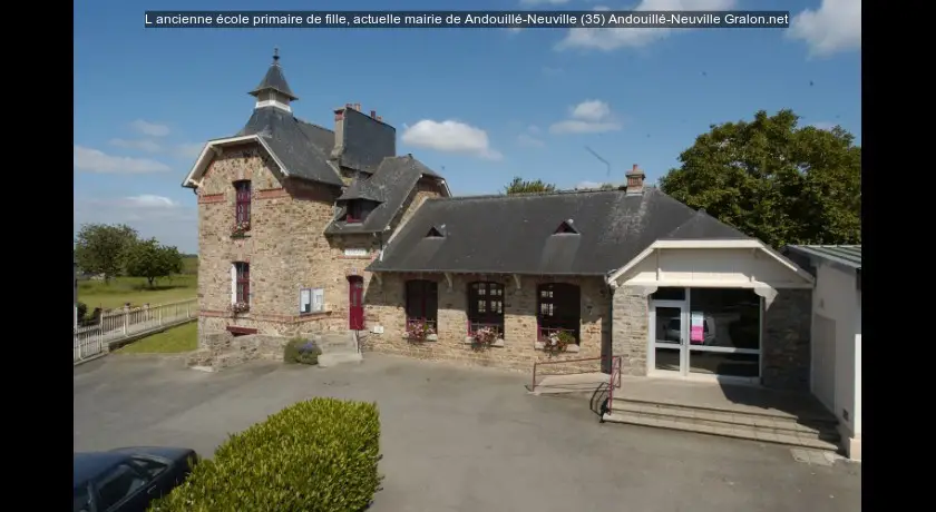 L'ancienne école primaire de fille, actuelle mairie de Andouillé-Neuville (35)