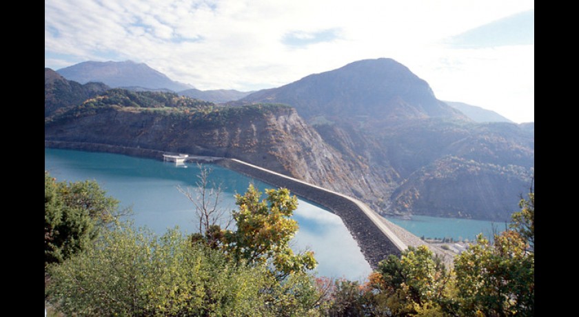Le barrage du lac de Serre Ponçon à la Bréole