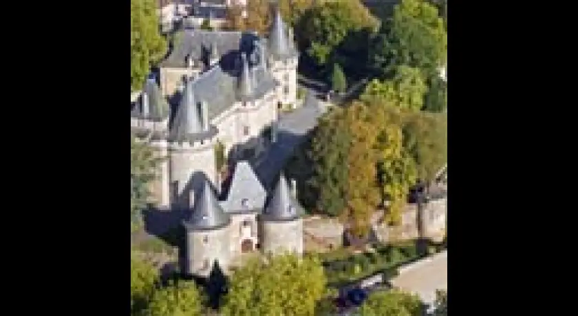 Le Château de Pompadour, Hippodrome, écurie, Haras