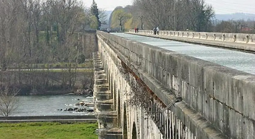 Le pont Canal sur la Garonne, à Agen 