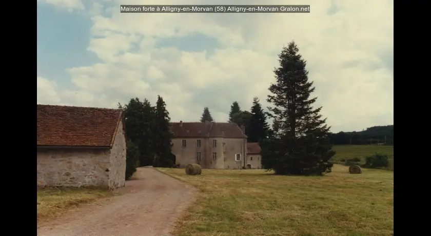 Maison forte à Alligny-en-Morvan (58)
