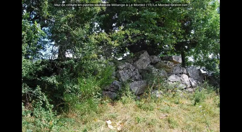 Mur de clôture en pierres sèches de Millange à Le Monteil (15)