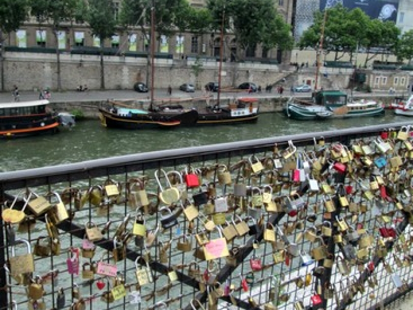 A Paris, préférez le selfie au cadenas ! A Paris, préférez le selfie au cadenas !