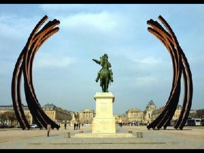 Bernar Venet à Versailles : des sculptures monumentales dans les jardins Bernar Venet à Versailles : des sculptures monumentales dans les jardins