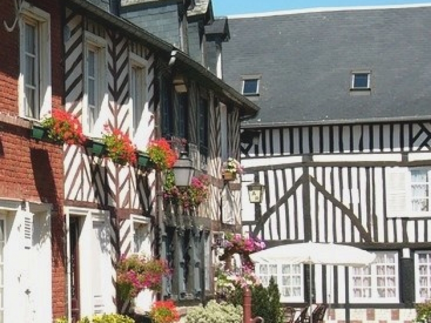Beuvron-en-Auge : un village de carte postale en Normandie Beuvron-en-Auge : un village de carte postale en Normandie