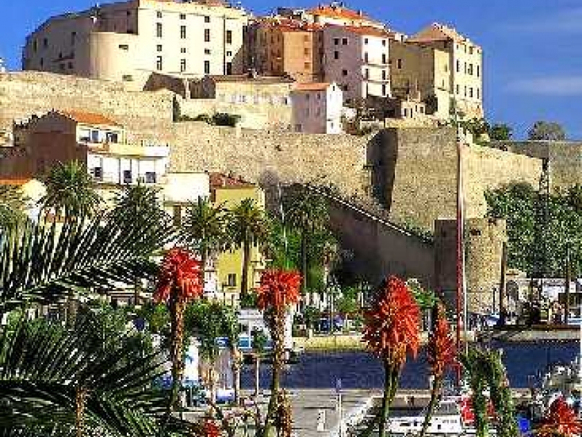 Calvi : une citadelle posée sur l'eau Calvi : une citadelle posée sur l'eau