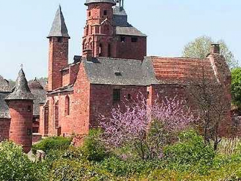 Collonges-la-Rouge : un joyau architectural en Corrèze Collonges-la-Rouge : un joyau architectural en Corrèze