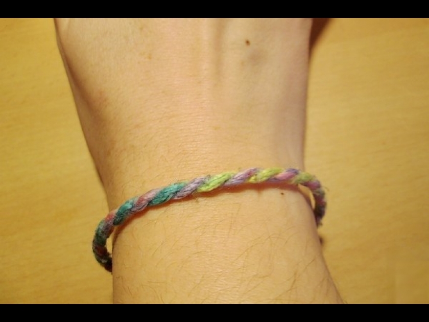 Faire un bracelet en laine : deux méthodes super faciles pour les enfants Faire un bracelet en laine : deux méthodes super faciles pour les enfants