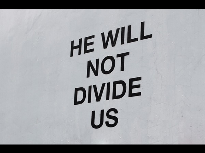 He will not divide us : l'étonnant projet anti-Trump de Shia Labeouf He will not divide us : l'étonnant projet anti-Trump de Shia Labeouf