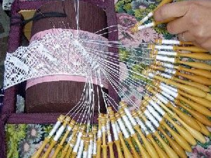 La dentelle aux fuseaux : une tradition préservée La dentelle aux fuseaux : une tradition préservée