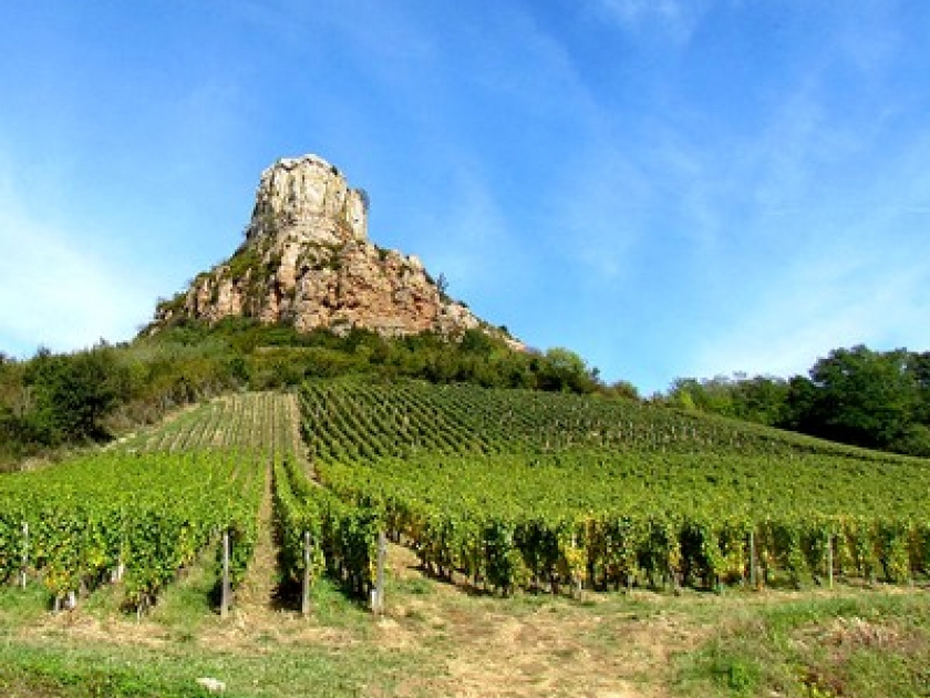 La Roche de Solutré : un site incontournable en Bourgogne La Roche de Solutré : un site incontournable en Bourgogne