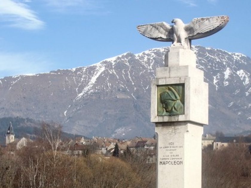 La Route Napoléon : une route touristique de Golfe-Juan à Grenoble La Route Napoléon : une route touristique de Golfe-Juan à Grenoble