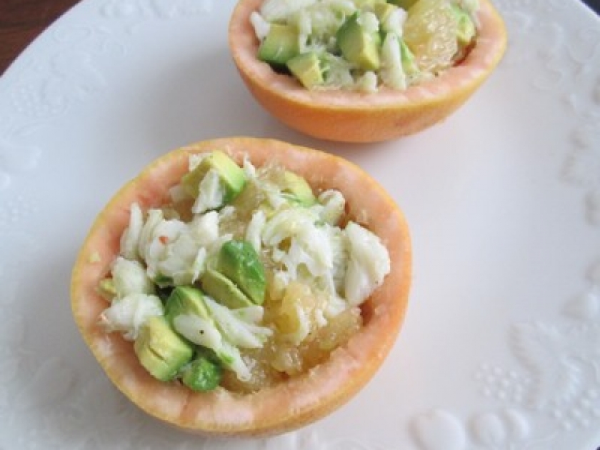 La salade de pamplemousse, avocat et crabe : une entrée raffinée La salade de pamplemousse, avocat et crabe : une entrée raffinée