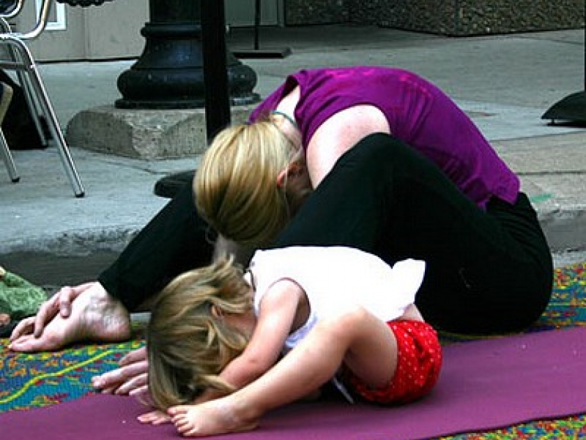 Le baby yoga : une discipline accessible dès le plus jeune âge Le baby yoga : une discipline accessible dès le plus jeune âge