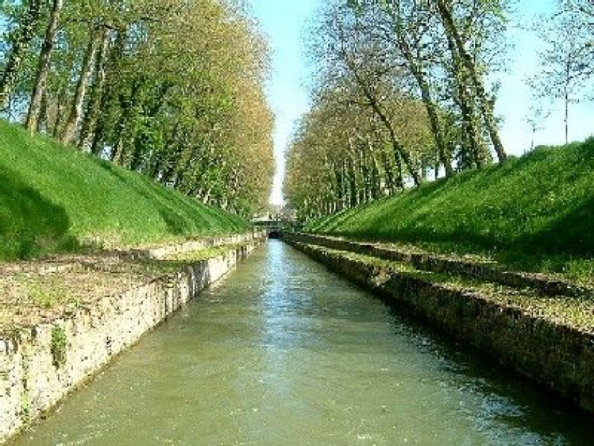 Le Canal de Bourgogne : un site bucolique Le Canal de Bourgogne : un site bucolique