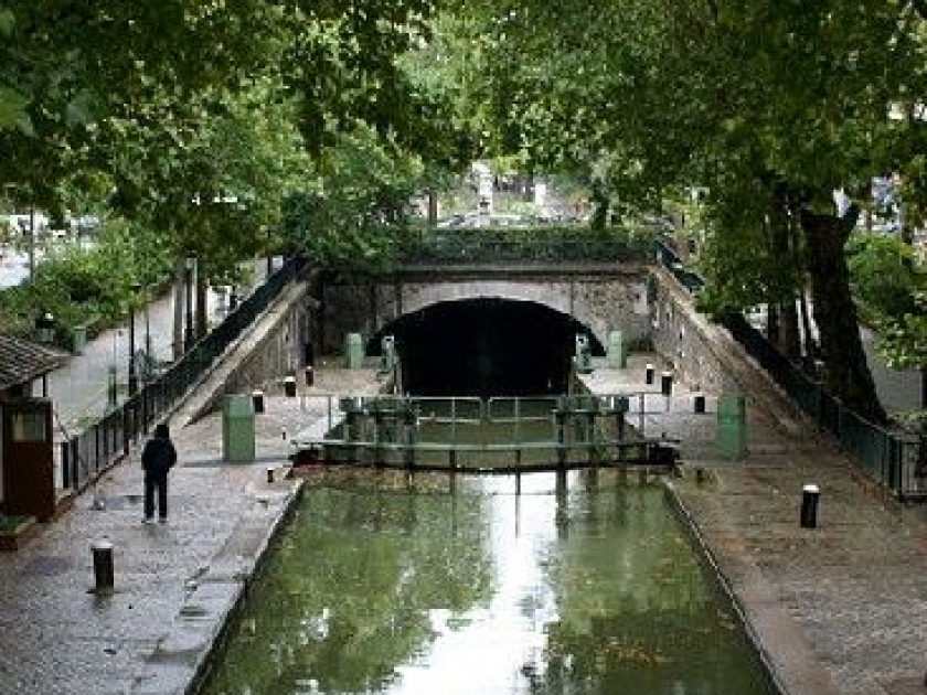 Le Canal Saint-Martin : une balade au fil de l'eau à Paris Le Canal Saint-Martin : une balade au fil de l'eau à Paris
