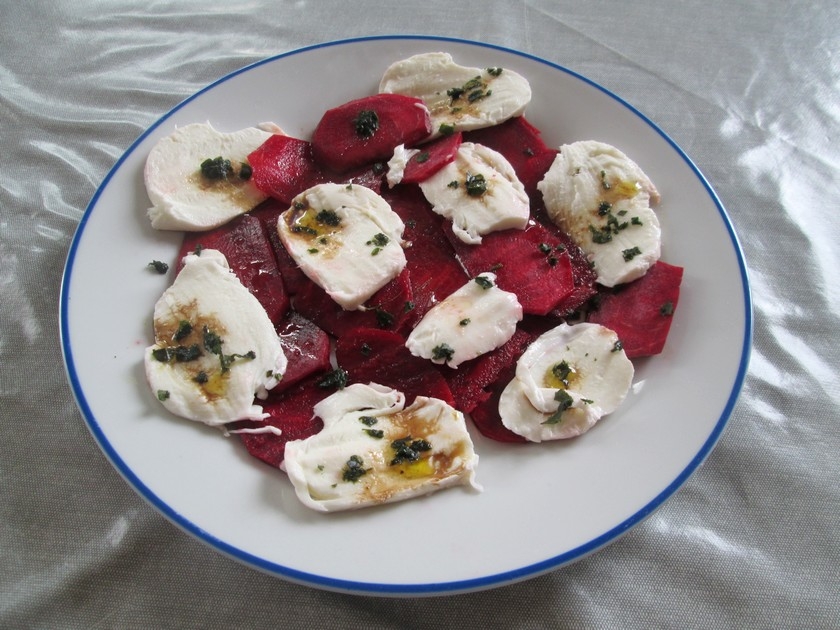 Le carpaccio de betterave et mozzarella : une recette facile Le carpaccio de betterave et mozzarella : une recette facile