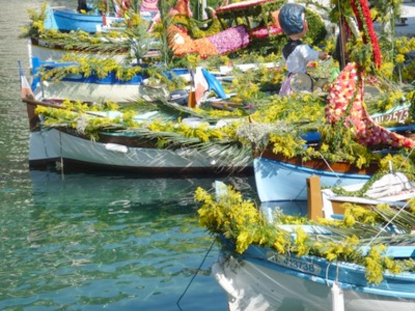 Le combat naval fleuri : une tradition de carnaval à Villefranche-sur-Mer Le combat naval fleuri : une tradition de carnaval à Villefranche-sur-Mer