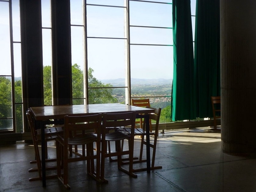 Le Couvent de la Tourette : un lieu de retraite spirituelle et artistique Le Couvent de la Tourette : un lieu de retraite spirituelle et artistique