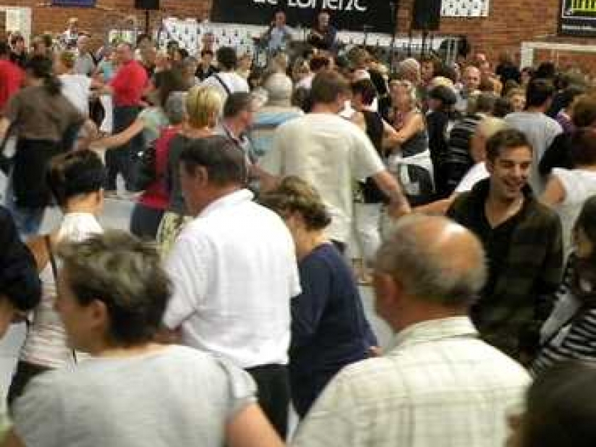 Le fest-noz : une tradition bretonne Le fest-noz : une tradition bretonne
