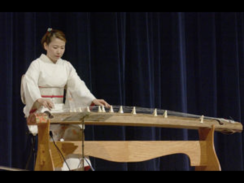Le koto ou harpe japonaise, un instrument traditionnel Le koto ou harpe japonaise, un instrument traditionnel