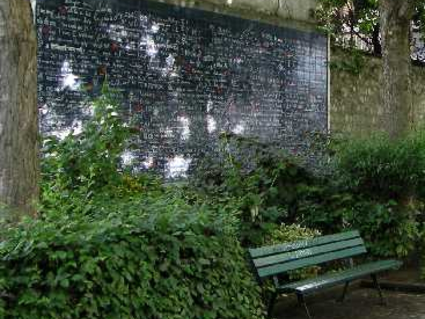 Le Mur des Je t'aime : un lieu romantique à Paris Le Mur des Je t'aime : un lieu romantique à Paris