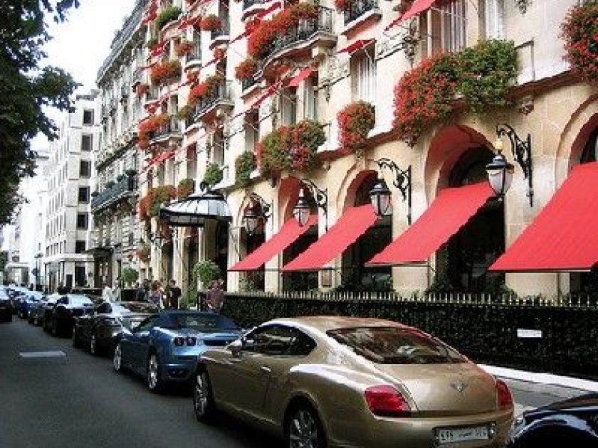 Le Plaza Athénée : un prestigieux palace parisien Le Plaza Athénée : un prestigieux palace parisien