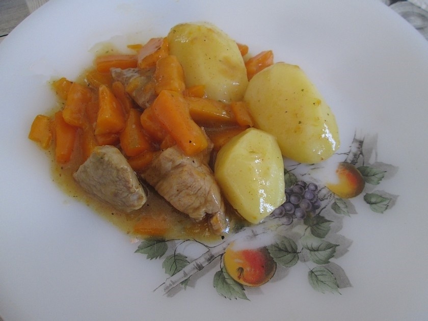 Le ragoût de veau aux carottes et aux pommes de terre : une recette du terroir Le ragoût de veau aux carottes et aux pommes de terre : une recette du terroir