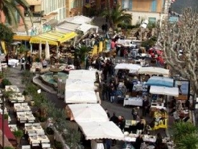 Le Salon antiquités et brocante au Jardin de l'Octroi, à Villefranche-sur-Mer Le Salon antiquités et brocante au Jardin de l'Octroi, à Villefranche-sur-Mer