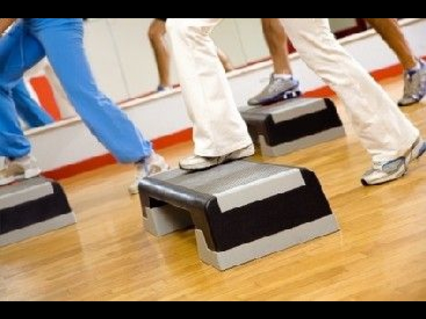 Le step : une gymnastique tonique et rythmée Le step : une gymnastique tonique et rythmée