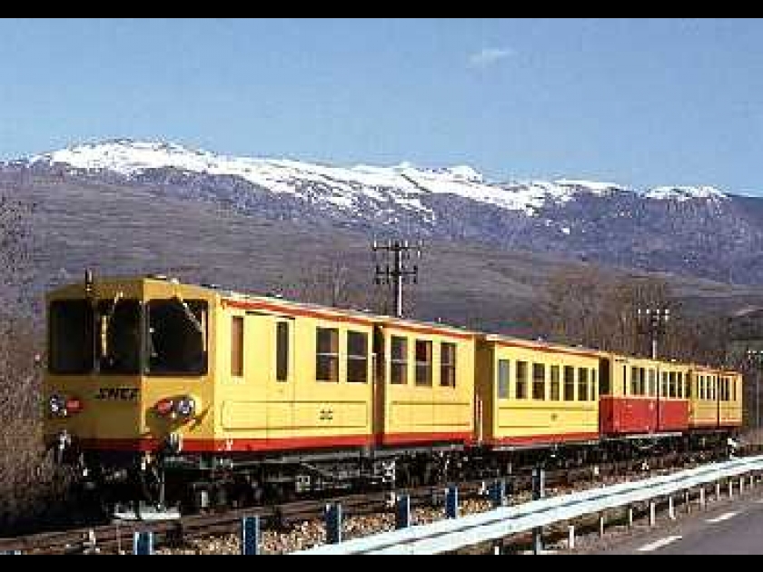 Le Train Jaune : un train touristique dans les Pyrénées catalanes Le Train Jaune : un train touristique dans les Pyrénées catalanes