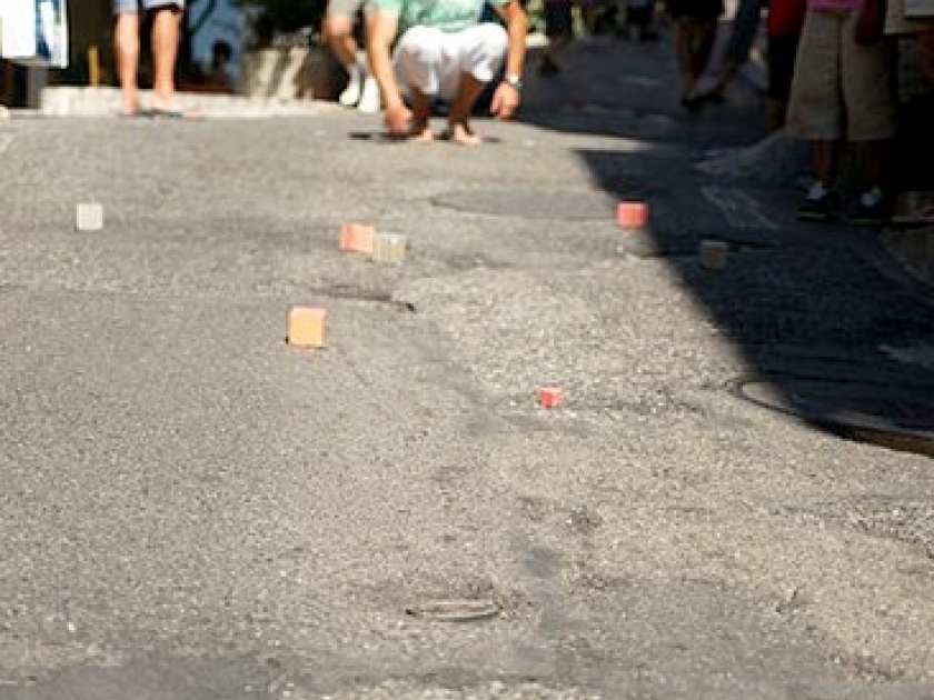 Les boules carrées : un jeu de pétanque... avec des cubes Les boules carrées : un jeu de pétanque... avec des cubes