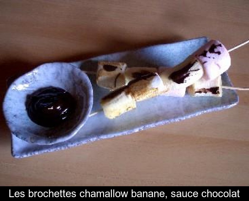 Les brochettes chamallow banane, sauce chocolat Les brochettes chamallow banane, sauce chocolat