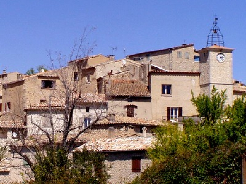 Lurs : un village de caractère dans les Alpes de Haute Provence Lurs : un village de caractère dans les Alpes de Haute Provence