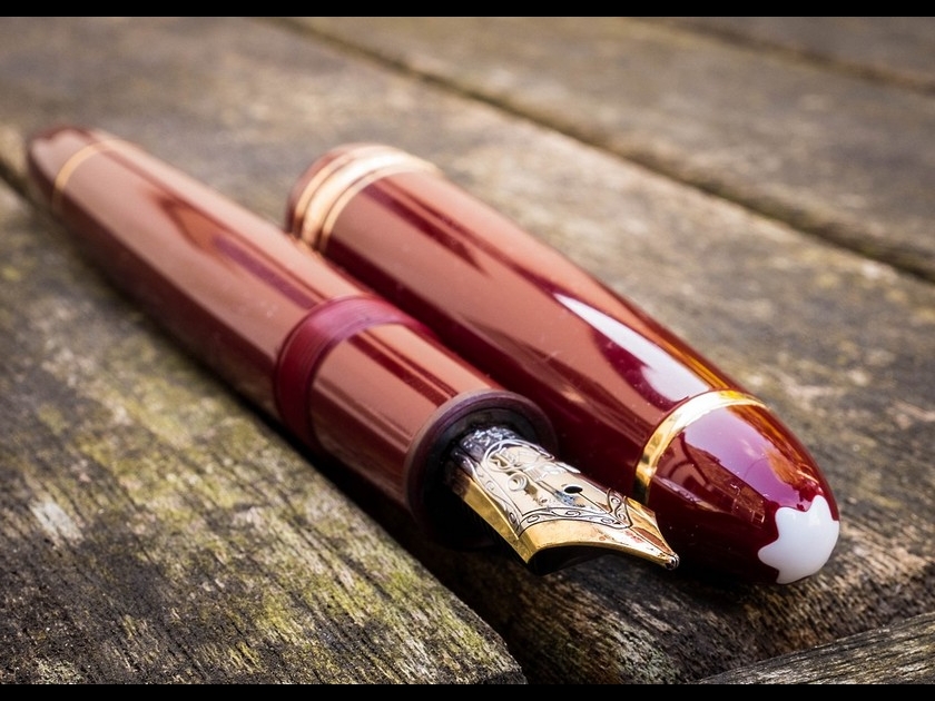 Quel symbole est emblématique de la marque de stylos Montblanc