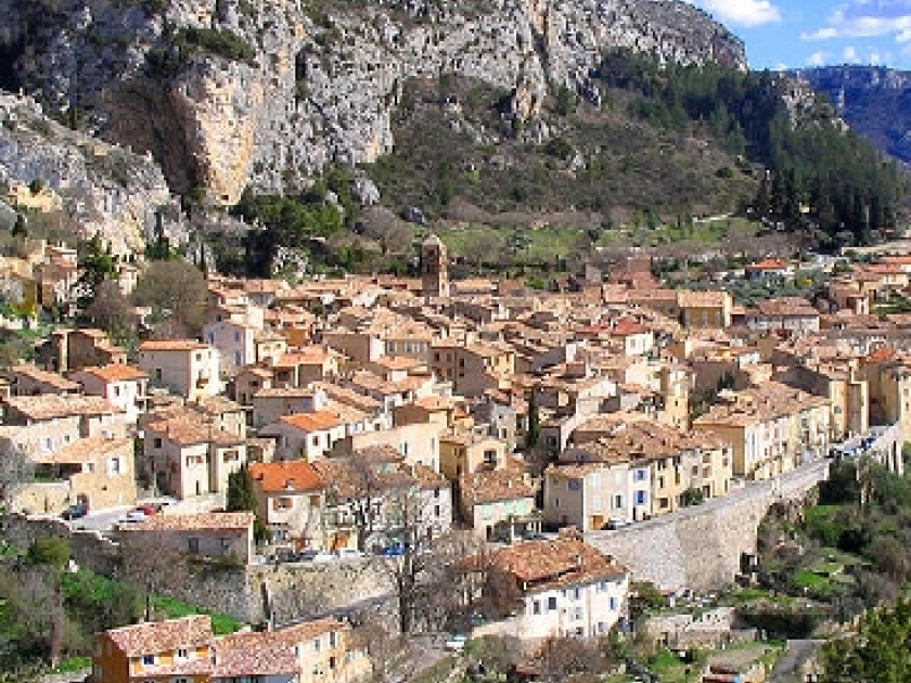 Moustiers-Sainte-Marie : l'un des plus beaux villages de France Moustiers-Sainte-Marie : l'un des plus beaux villages de France