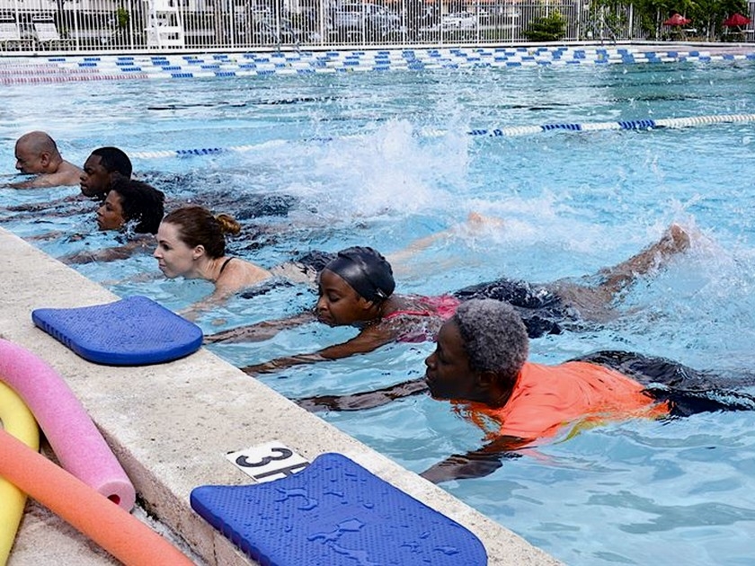 Natation : 5 conseils pour apprendre à nager à l'âge adulte Natation : 5 conseils pour apprendre à nager à l'âge adulte