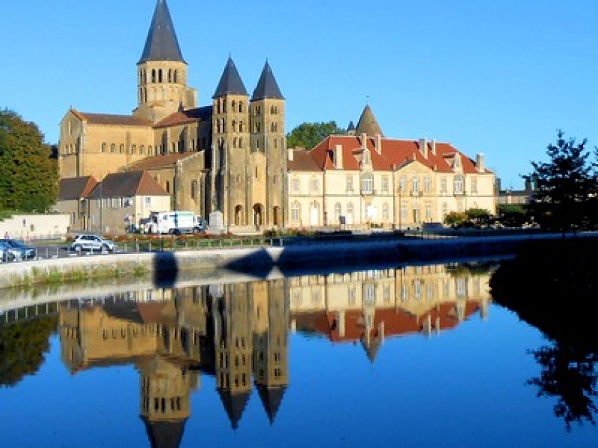 Le Symbolisme Chrétien - 19 eme siècle - Angleterre ( Images) Thumb-paray-le-monial---une-ville-d-art-et-d-histoire-en-bourgogne-8618