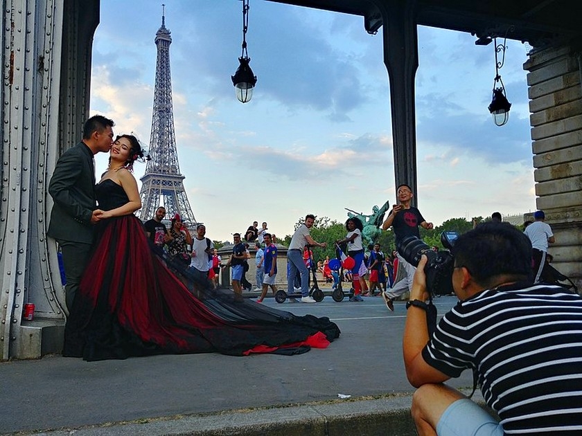 Photos de mariage : pourquoi le pont de Bir-Hakeim a-t-il un tel succès ? Photos de mariage : pourquoi le pont de Bir-Hakeim a-t-il un tel succès ?