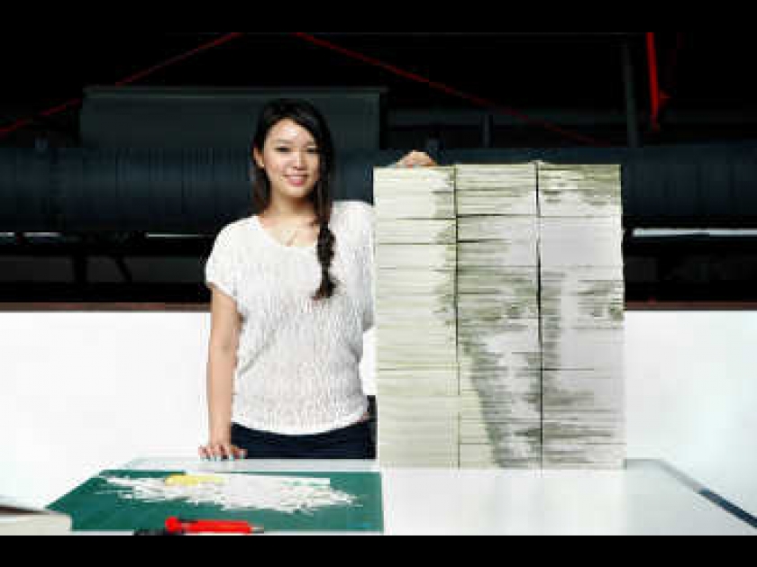 Red Hong, l'artiste qui peint sans pinceaux Red Hong, l'artiste qui peint sans pinceaux