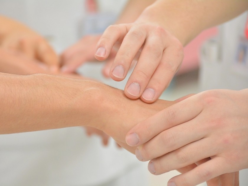 Relaxation : un massage des mains en 5 gestes Relaxation : un massage des mains en 5 gestes