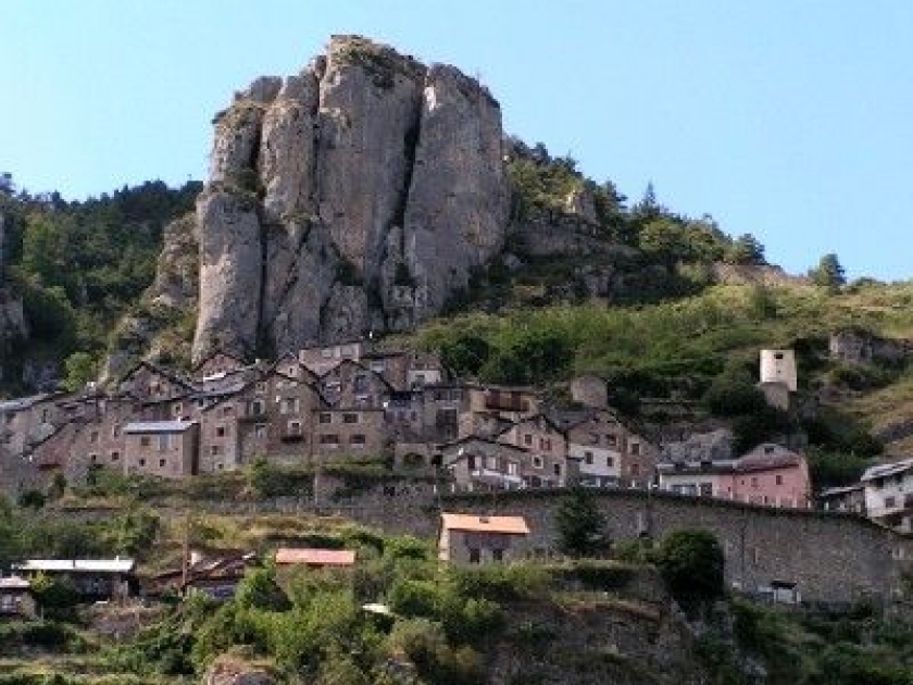 Roubion : un village de l'arrière-pays niçois Roubion : un village de l'arrière-pays niçois