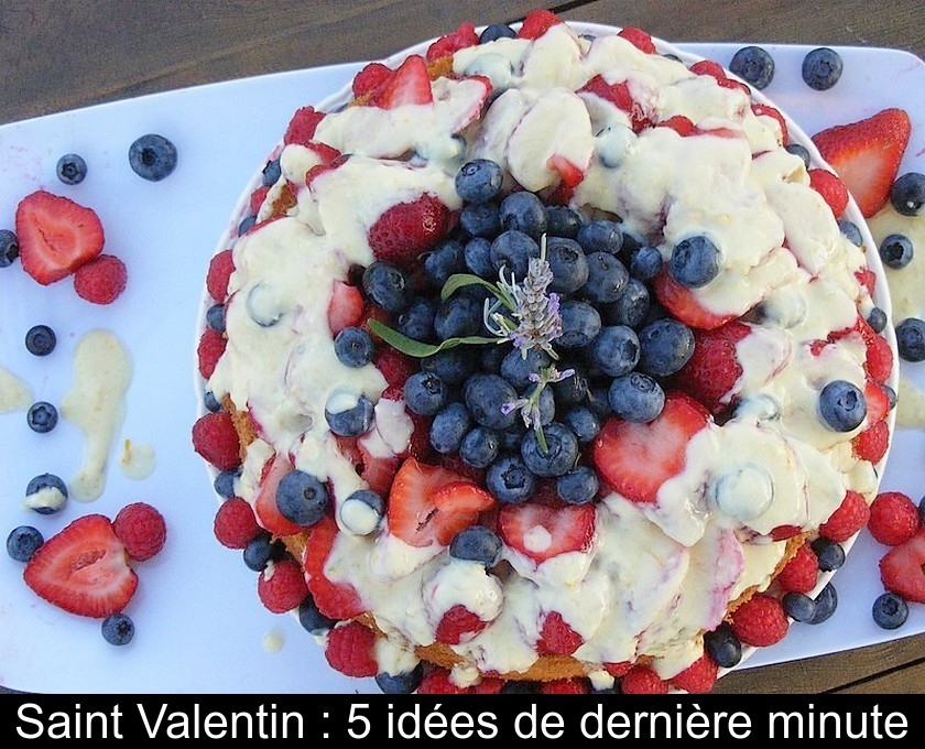 cadeaux de la Saint-Valentin pour elle vient de commencer à dater le mot l datant