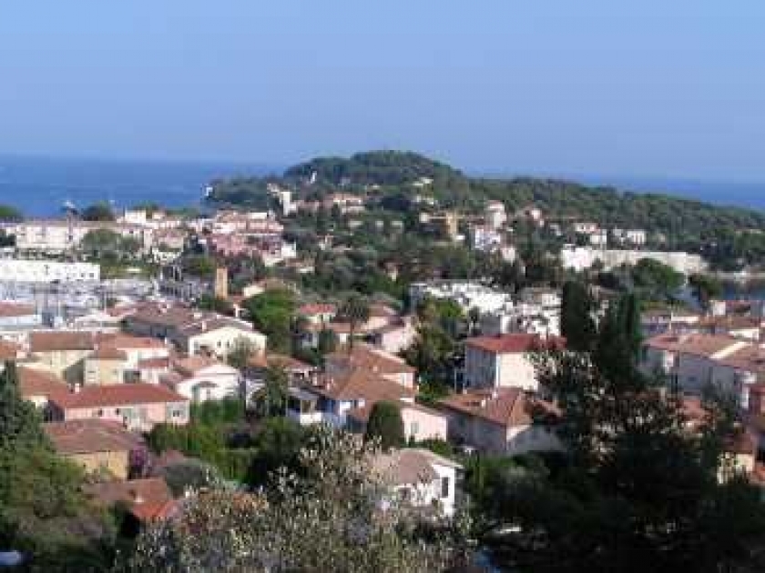 St-Jean-Cap-Ferrat : un village touristique entre mer et culture St-Jean-Cap-Ferrat : un village touristique entre mer et culture