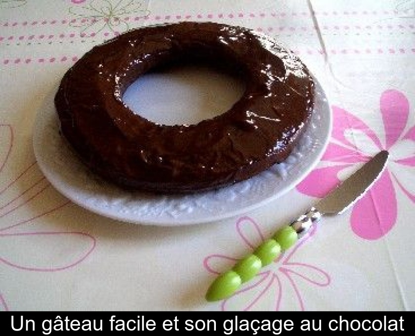 Un gâteau facile et son glaçage au chocolat Un gâteau facile et son glaçage au chocolat