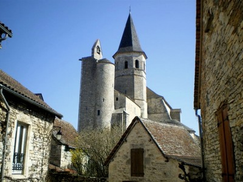 Villeneuve d'Aveyron : une charmante bastide médiévale Villeneuve d'Aveyron : une charmante bastide médiévale