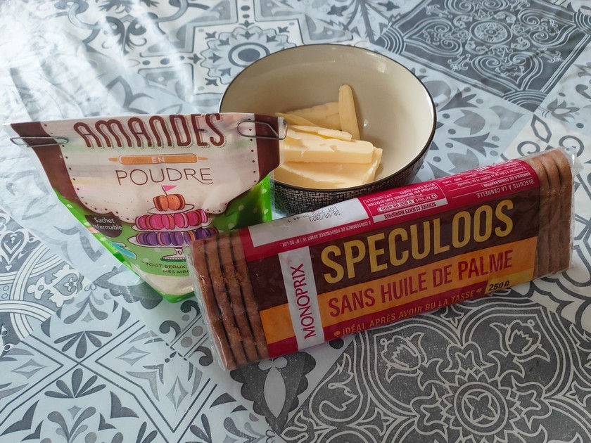 biscuits spéculoos, beurre et poudre d'amandes