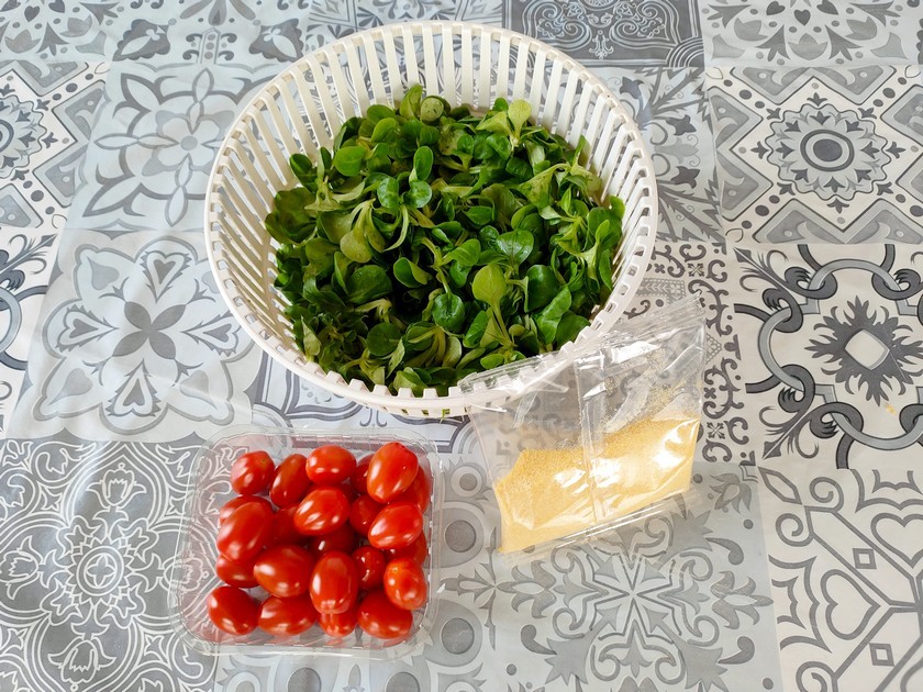 mâche, tomates cerises et polenta